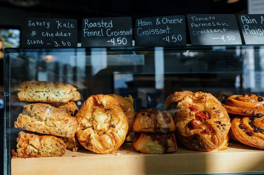 Frische Brot- und Brötchensorten aus eigener Herstellung